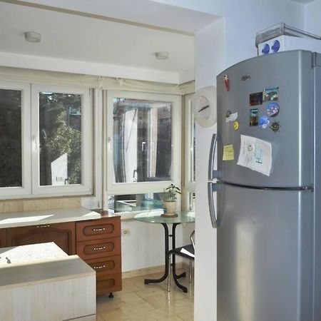 Chic City Retreat - Stylish Apartment In Bllok, Тирана Екстер'єр фото