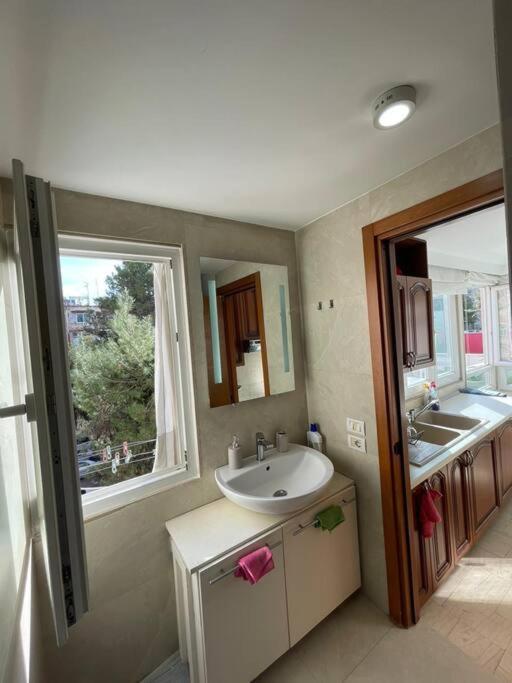 Chic City Retreat - Stylish Apartment In Bllok, Тирана Екстер'єр фото