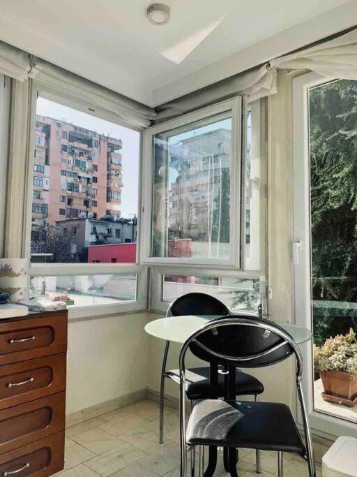 Chic City Retreat - Stylish Apartment In Bllok, Тирана Екстер'єр фото