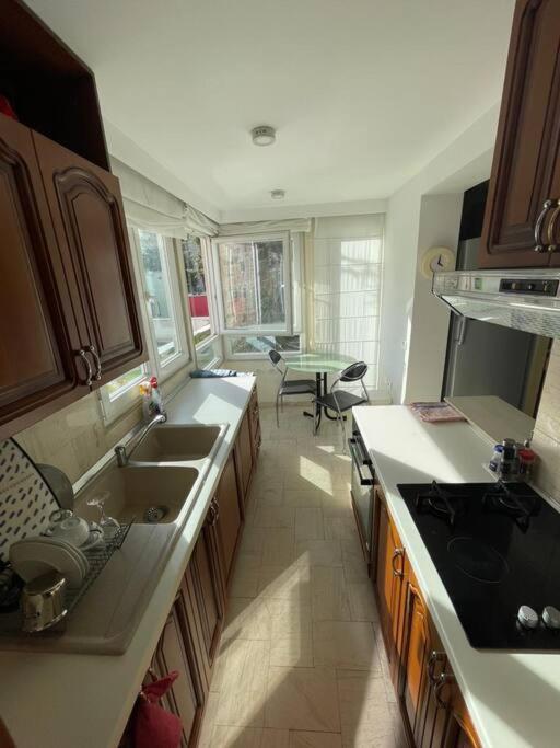 Chic City Retreat - Stylish Apartment In Bllok, Тирана Екстер'єр фото