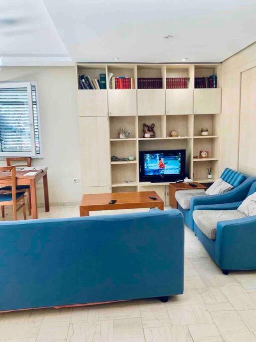 Chic City Retreat - Stylish Apartment In Bllok, Тирана Екстер'єр фото