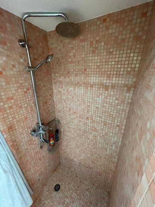 Chic City Retreat - Stylish Apartment In Bllok, Тирана Екстер'єр фото