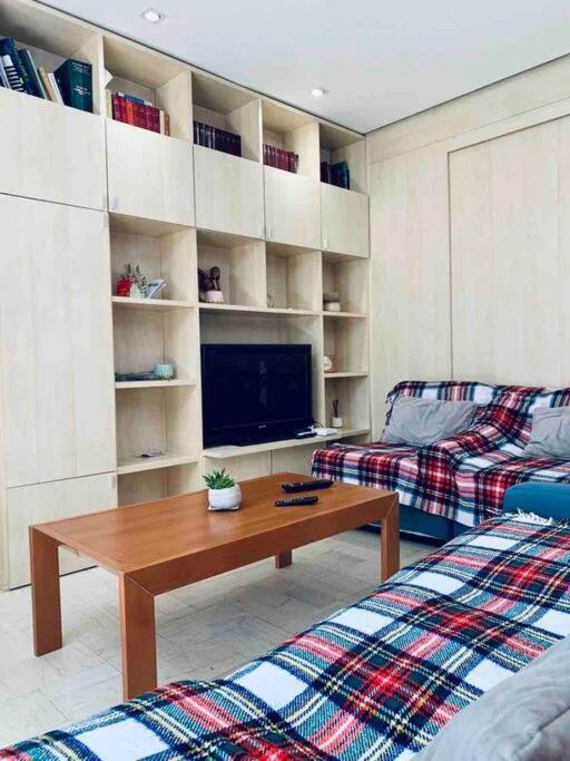 Chic City Retreat - Stylish Apartment In Bllok, Тирана Екстер'єр фото