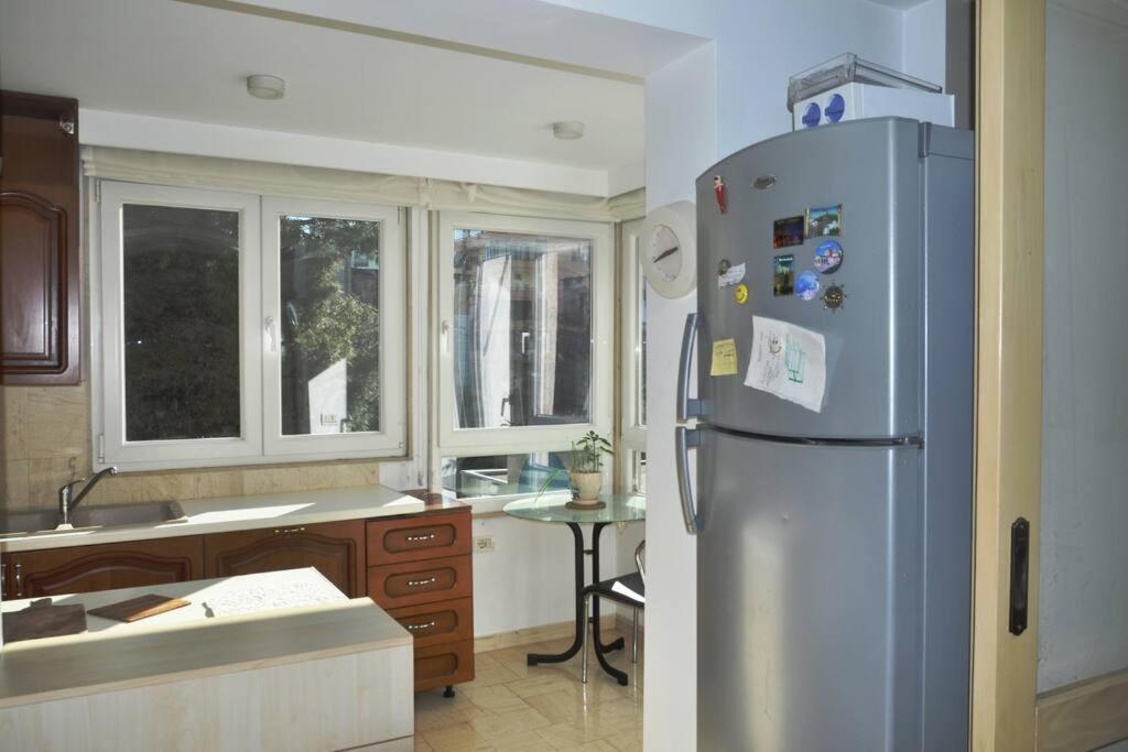 Chic City Retreat - Stylish Apartment In Bllok, Тирана Екстер'єр фото